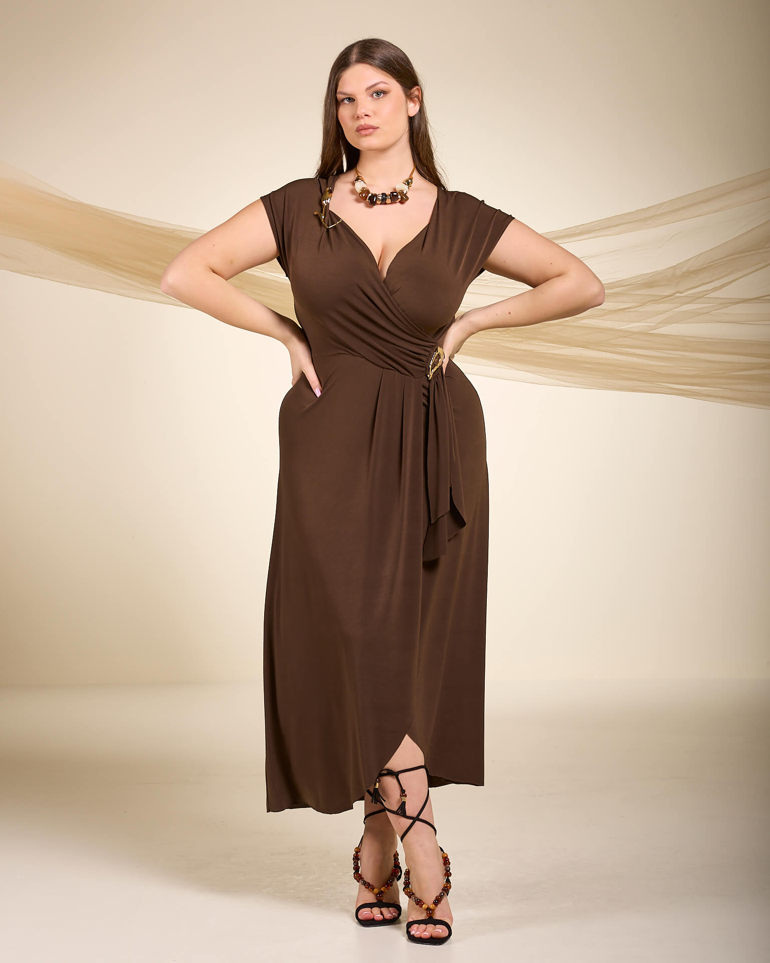 Vestito lungo in jersey cacao con incrocio sullo scollo e accessorio in vita