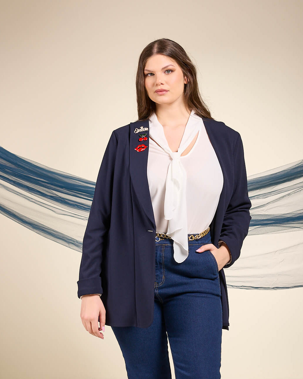 Giacca con spille e risvolto curvy