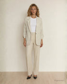 Giacca in tessuto unito ricamato con manica risvoltata e linguette con bottoncino beige