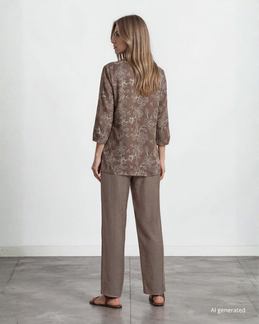 Pantalone beige lungo e dritto in tessuto unito con spacchi sul fondo nocciola