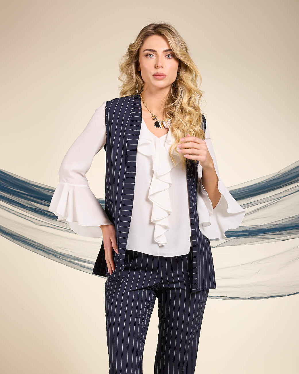 Camicia con volants sullo scollo avorio