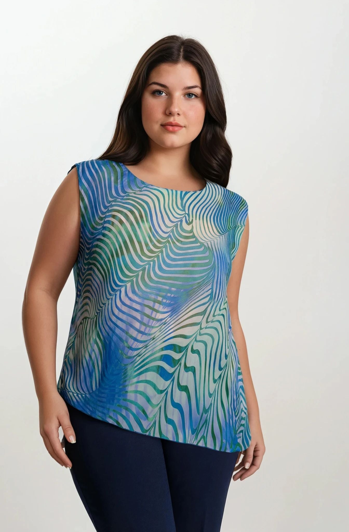 Top con fondo asimmetrico e spacco curvy