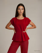 Casacca motivo pieghe con drappeggio e accessorio rosso