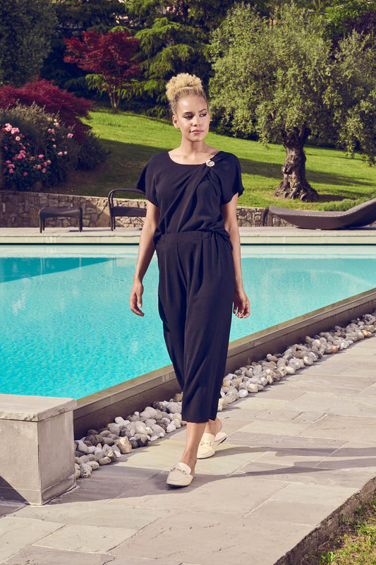 Pantalone cropped in viscosa bollito nero con elastico in vita e piega