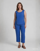 Pantaloni cropped in viscosa denim con elastico e spacchetti con bottoncini in madreperla sul fondo curvy