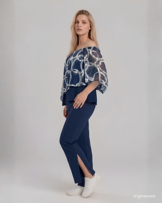Casacca lunga fantasia blu con fondo asimmetrico e mantellina con spallina doppia gioiello curvy