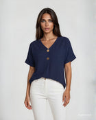 Camicia in cotone con bottoni sullo scollo e risvolto sulle maniche blu