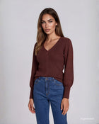 Maglia in filato di micropaillettes con treccia sul fronte e coste moka