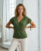 T-shirt in viscosa incrociata sullo scollo e con coulisse sulle spalle verde