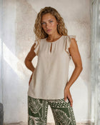 Top in viscosa con alette sulle maniche e goccia con bottone sullo scollo panna