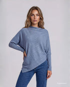 Maglia poncho a coste miste con punta asimmetrica e scollo largo denim