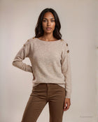 Maglia con scollo a barchetta e bottoni sulle spalle beige