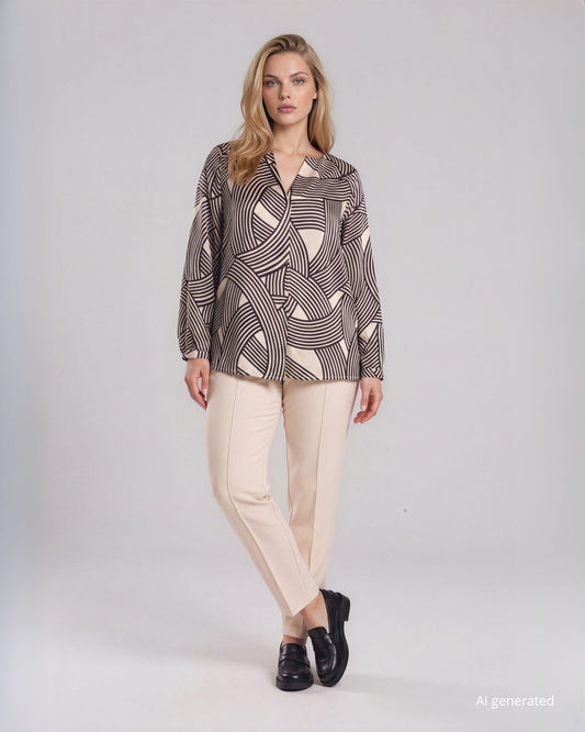 Camicia in raso fantasia con scollo a V e piega curvy