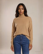 Maglia a scatola con collo alto caramello