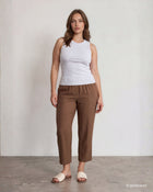 Pantaloni cropped in viscosa denim con elastico e spacchetti con bottoncini in madreperla sul fondo cioccolato curvy