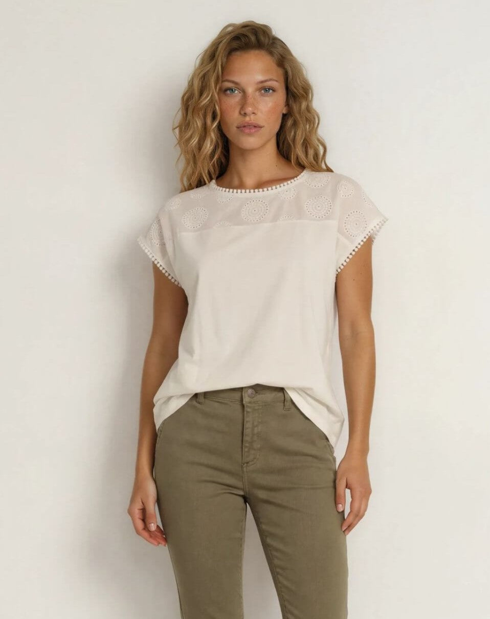 T-shirt con carrè in pizzo