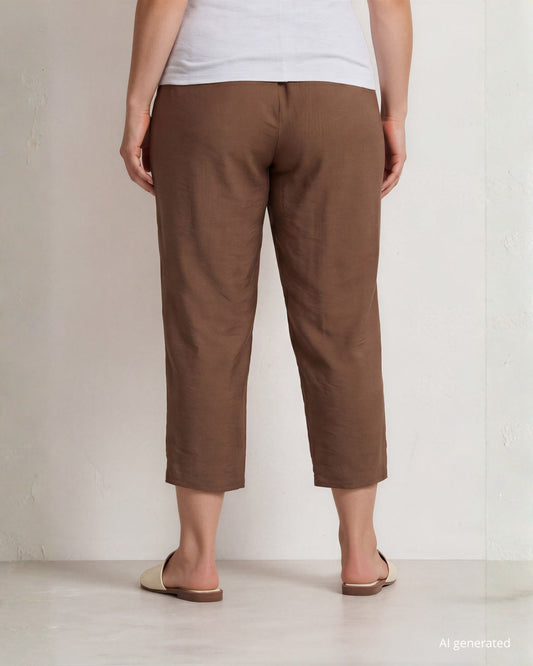 Pantaloni cropped in viscosa denim con elastico e spacchetti con bottoncini in madreperla sul fondo cioccolato curvy