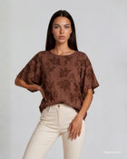 Casacca in jacquard viscosa motivo floreale con maniche ad ala cioccolato