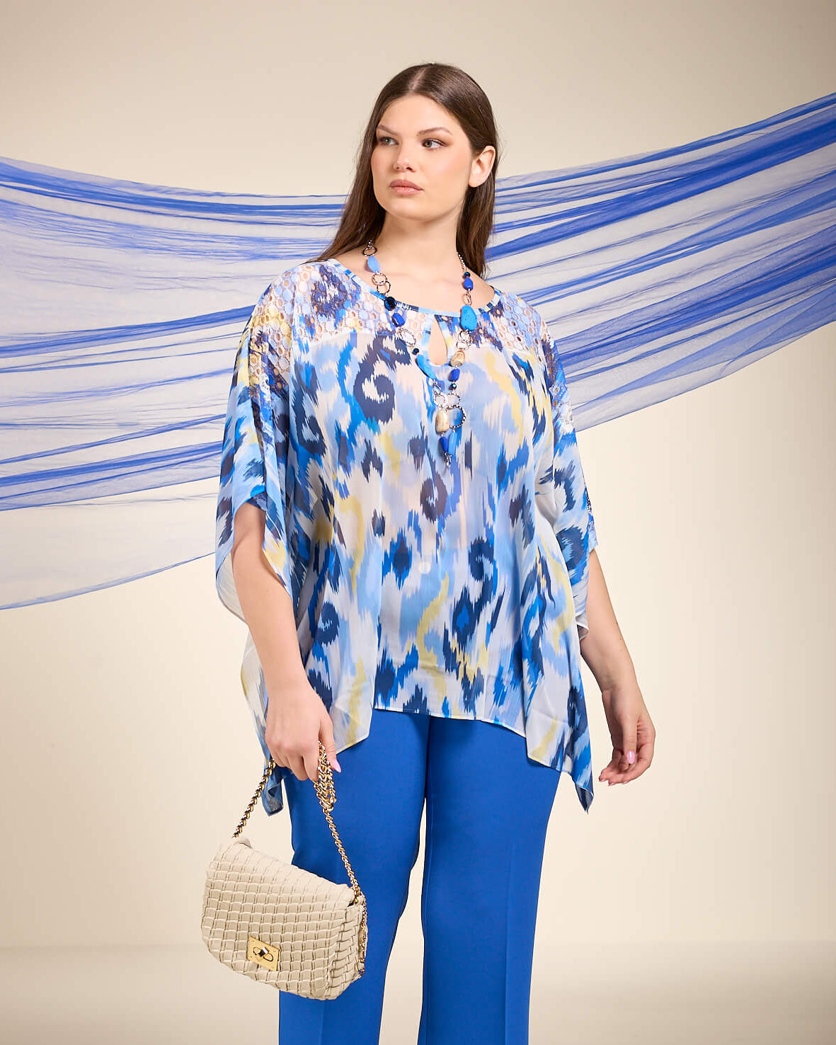 Poncho in georgette fantasia navy con carrè in pizzo curvy