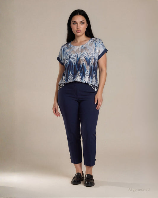 Pantalone in bistretch blu con spacchetto sul fondo e bottoni ricoperti curvy