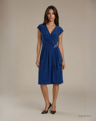 Vestito corto in jersey con incrocio sullo scollo e accessorio in vita blu