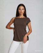 T-shirt asimmetrica in cotone con dettaglio nodo sulla spalla cioccolato