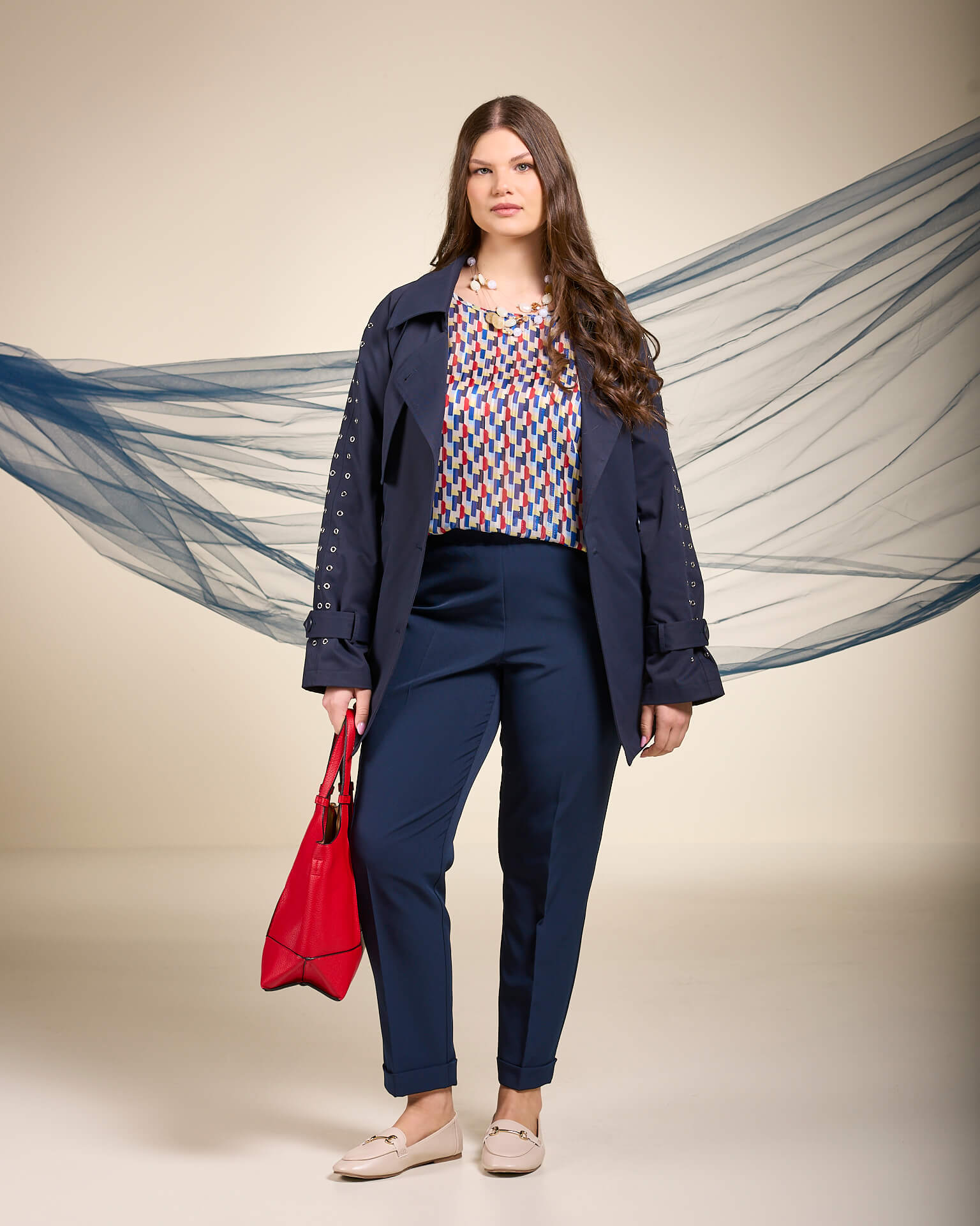 Trench con cintura e anelli curvy