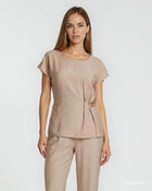Casacca motivo pieghe con drappeggio e accessorio sabbia