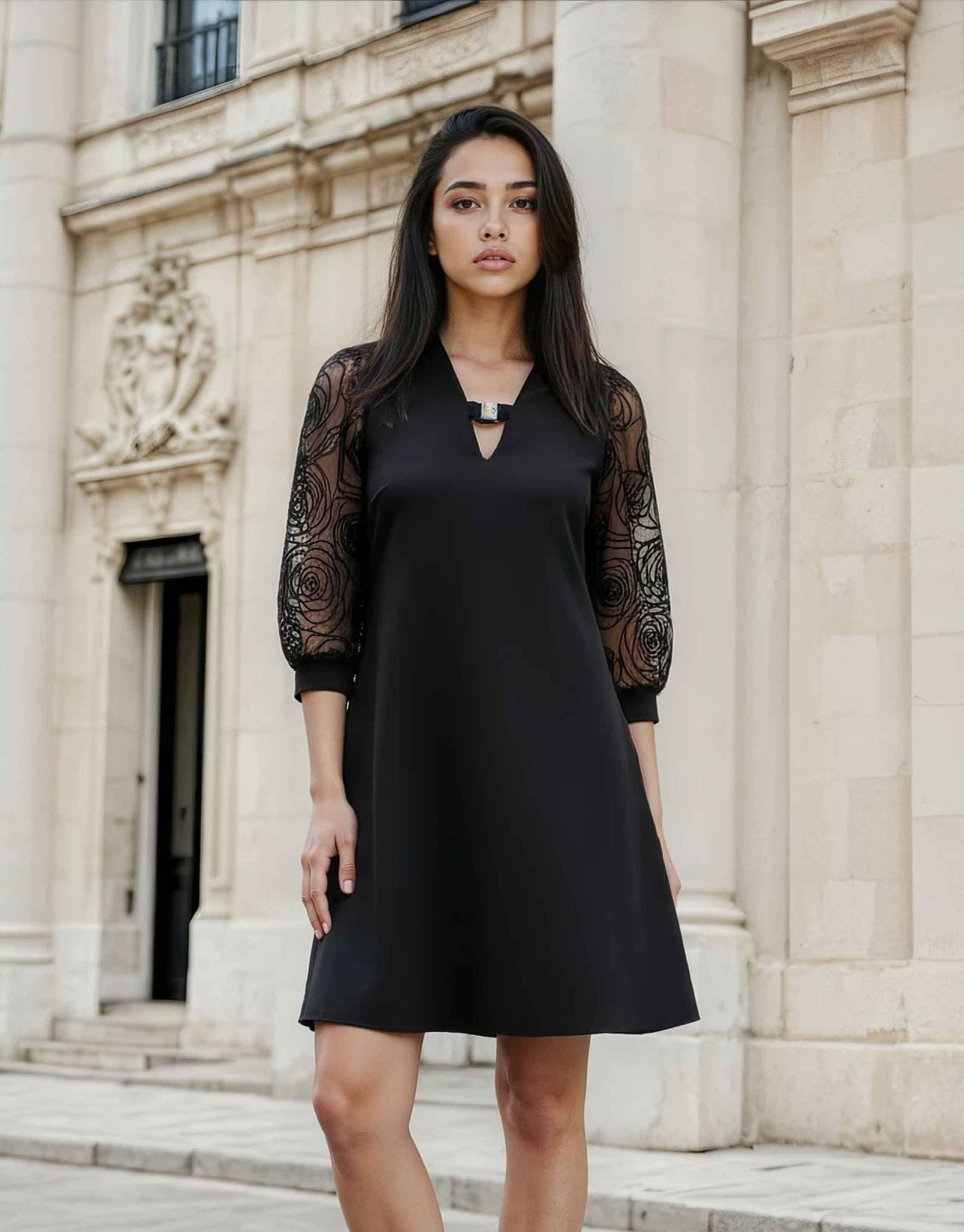 Vestito con gioiello e maniche in organza