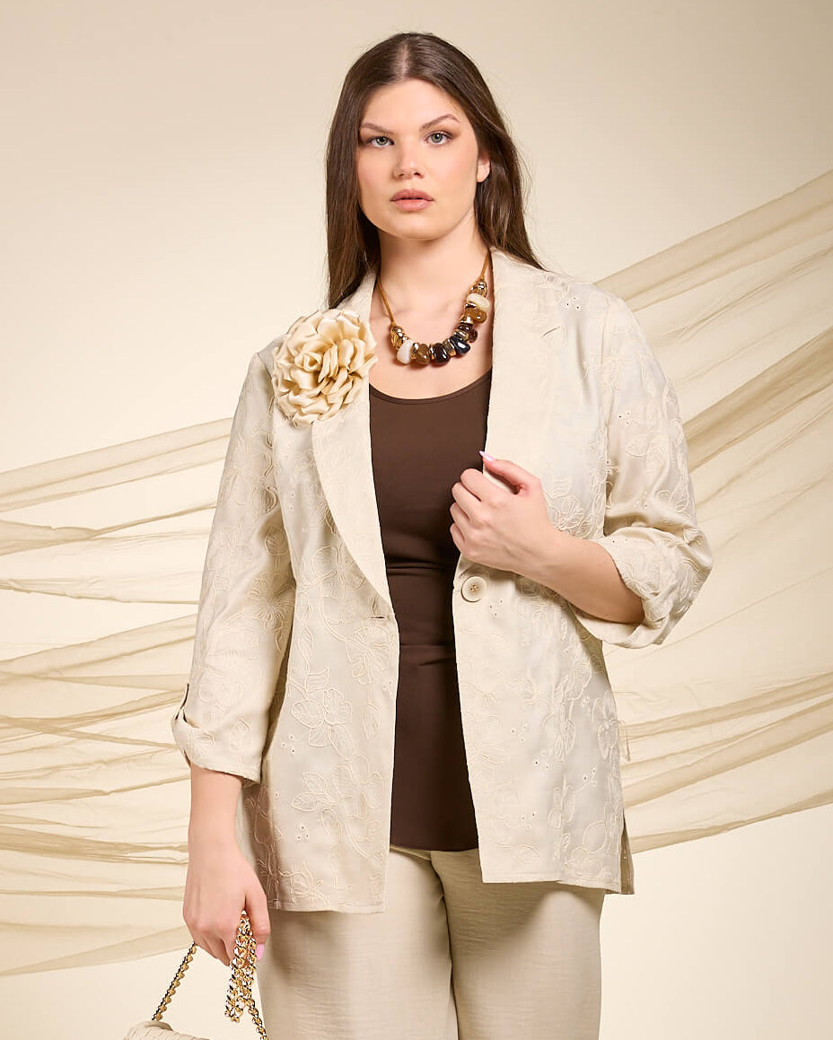 Giacca in tessuto unito ricamato con manica risvoltata e linguette con bottoncino beige curvy