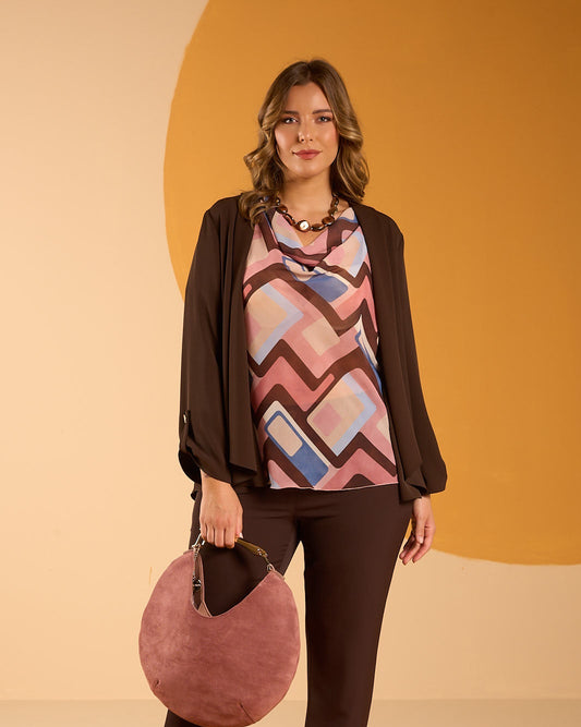 Top sbieco in georgette fantasia con collo a cappuccio e maniche ad aletta curvy