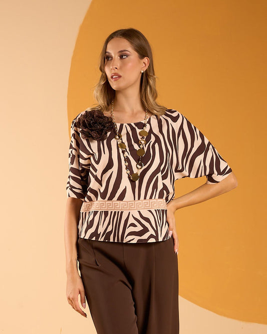 Casacca corta in crepe stampato animalier con abbassamento e maniche tre quarti