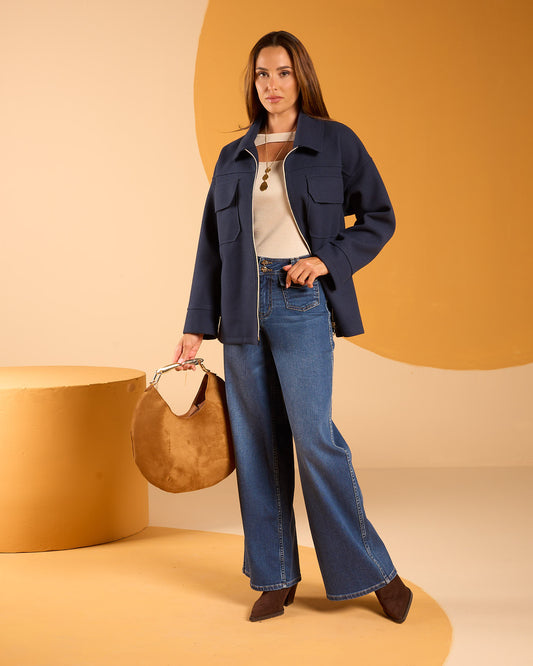 Jeans largo con taschine frontali e cinturone con bottoni