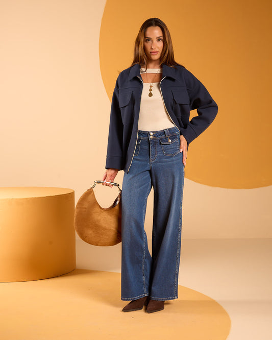 Jeans largo con taschine frontali e cinturone con bottoni