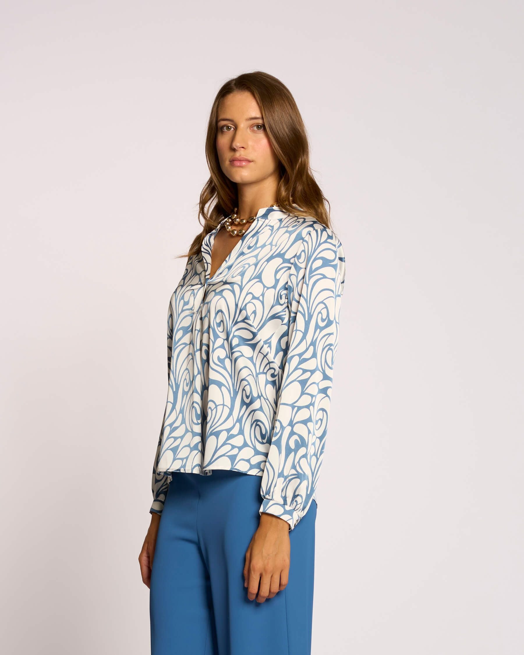 Camicia con maniche ampie e collo alla coreana