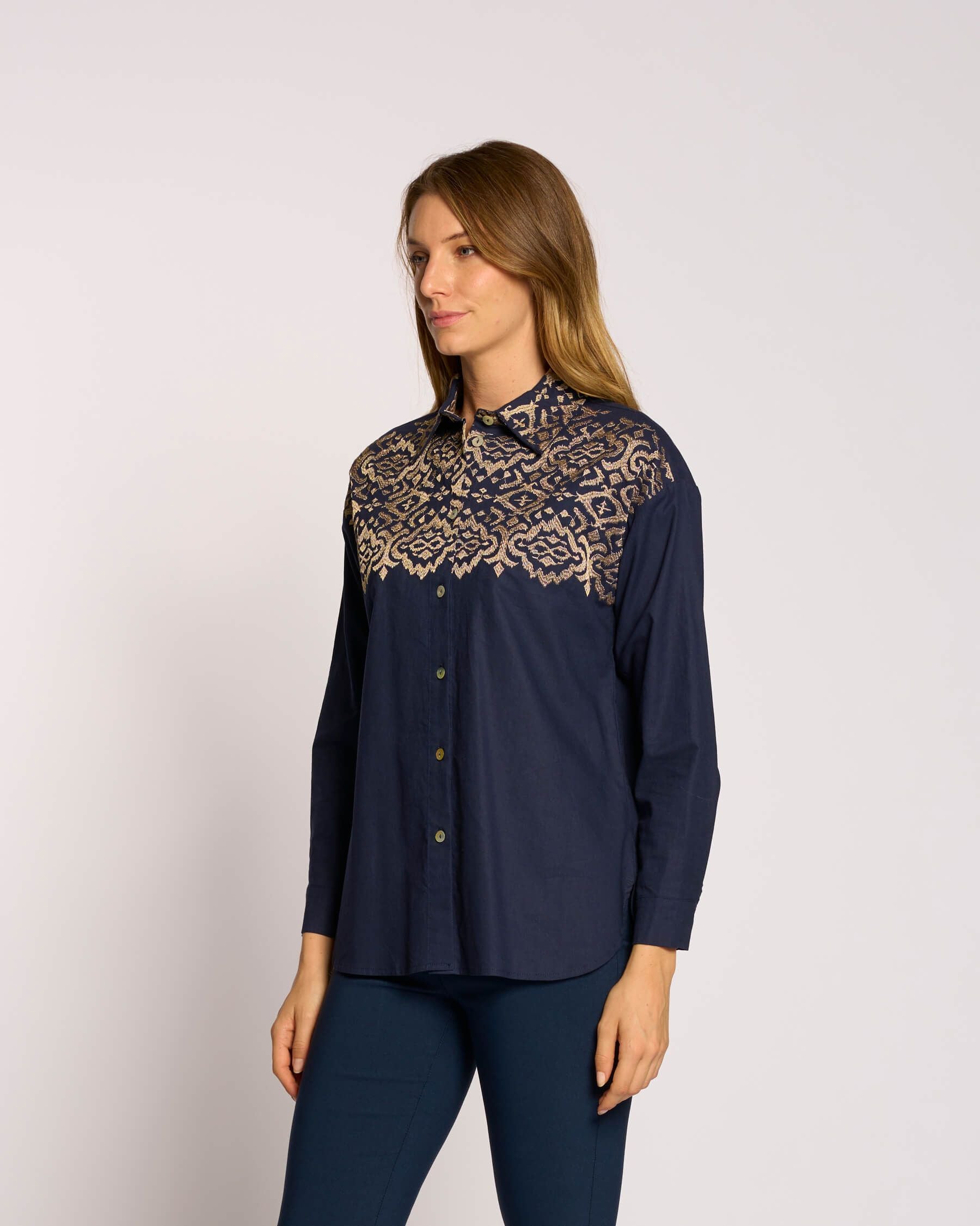 Camicia con spalla scesa e ricamo