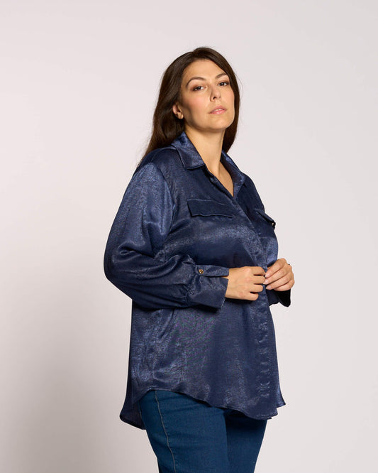Camicia in raso con colletto e pattine curvy