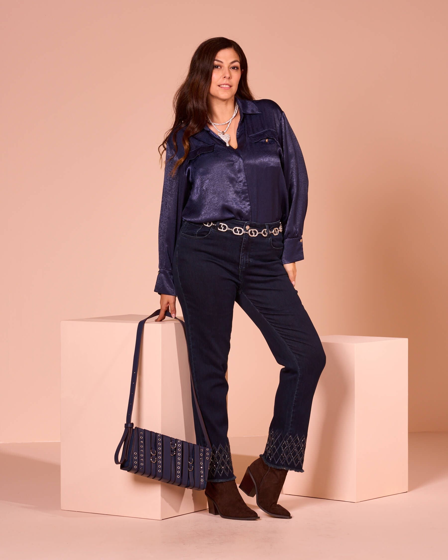 Camicia in raso con colletto e pattine curvy