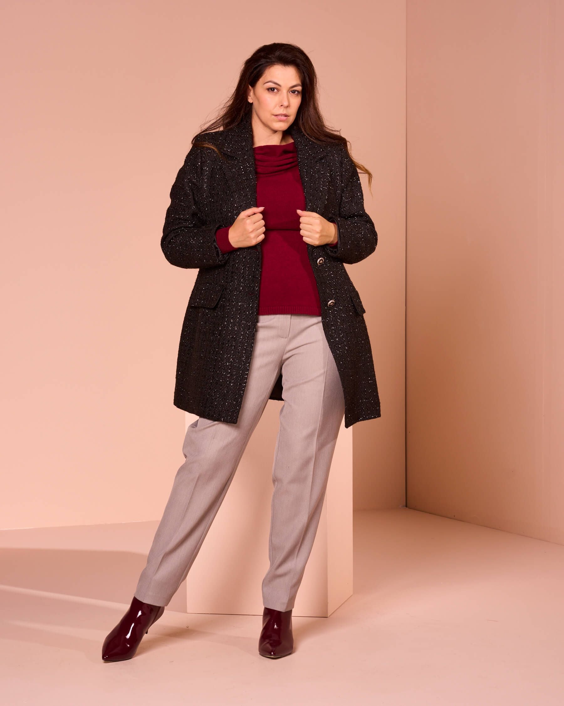 Cappotto bouclé con collo e dettagli curvy