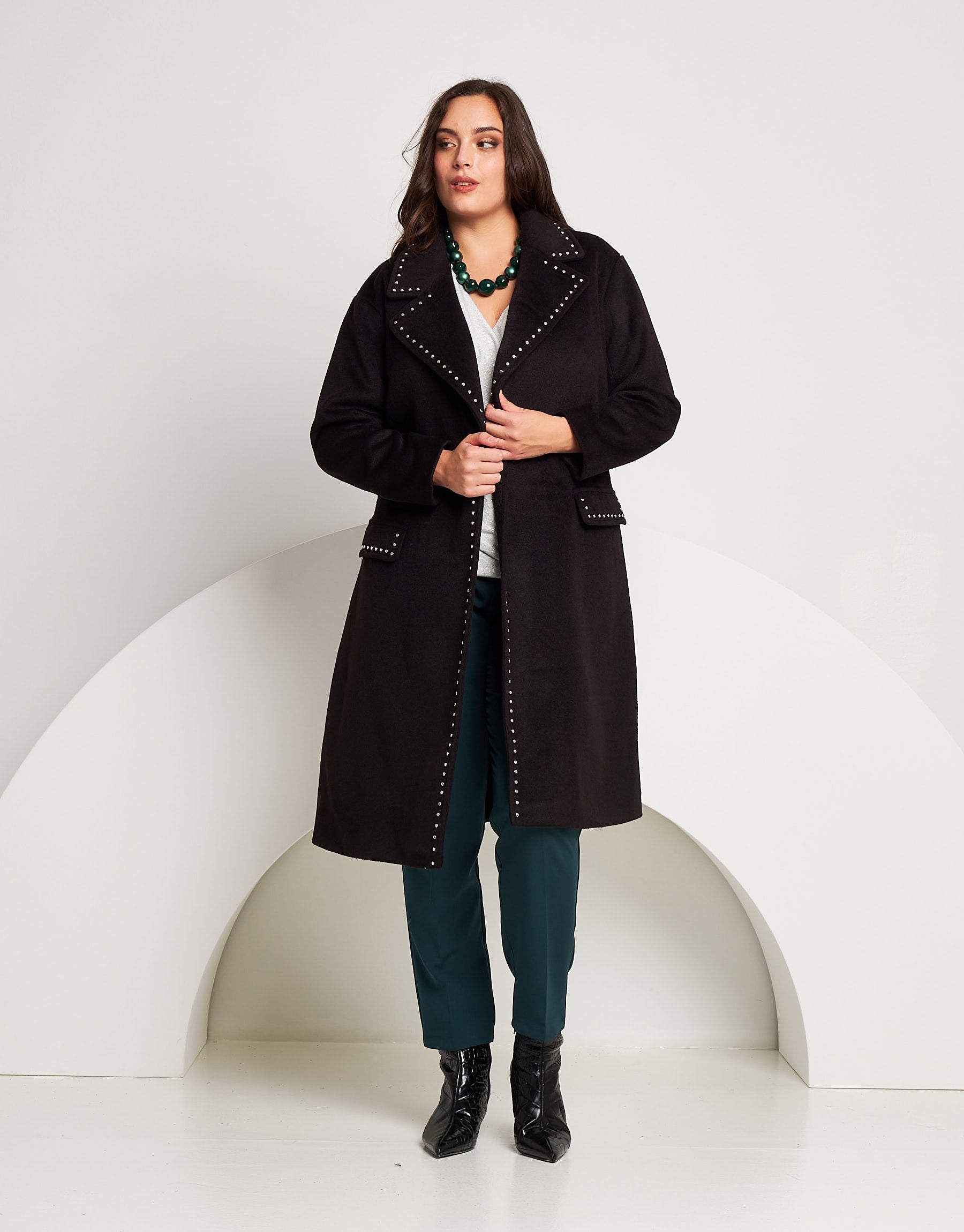 Cappotto con borchie e cintura curvy