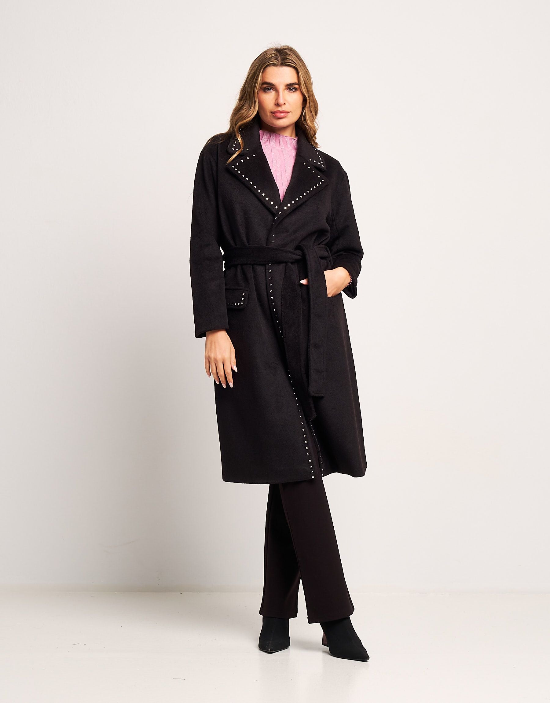 Cappotto con borchie e cintura