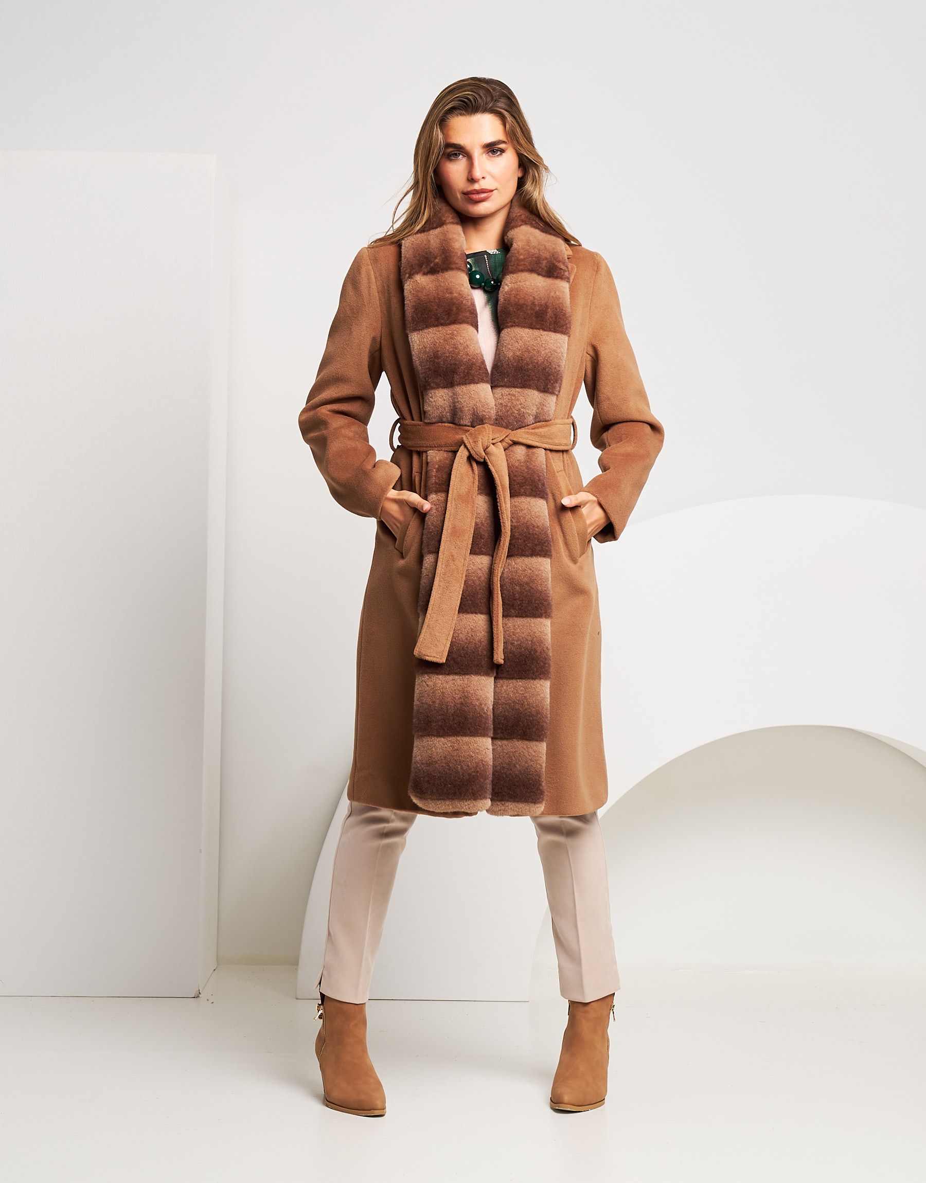 Cappotto con bordura in ecopelliccia e cintura