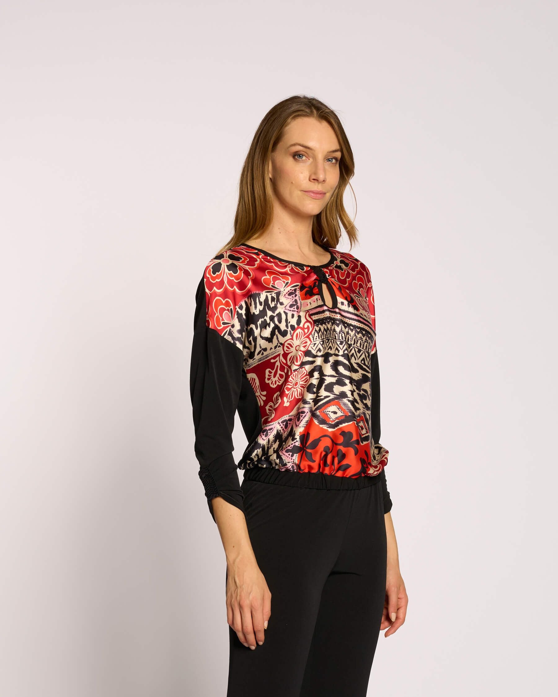 Casacca con elastico e dettagli sullo scollo