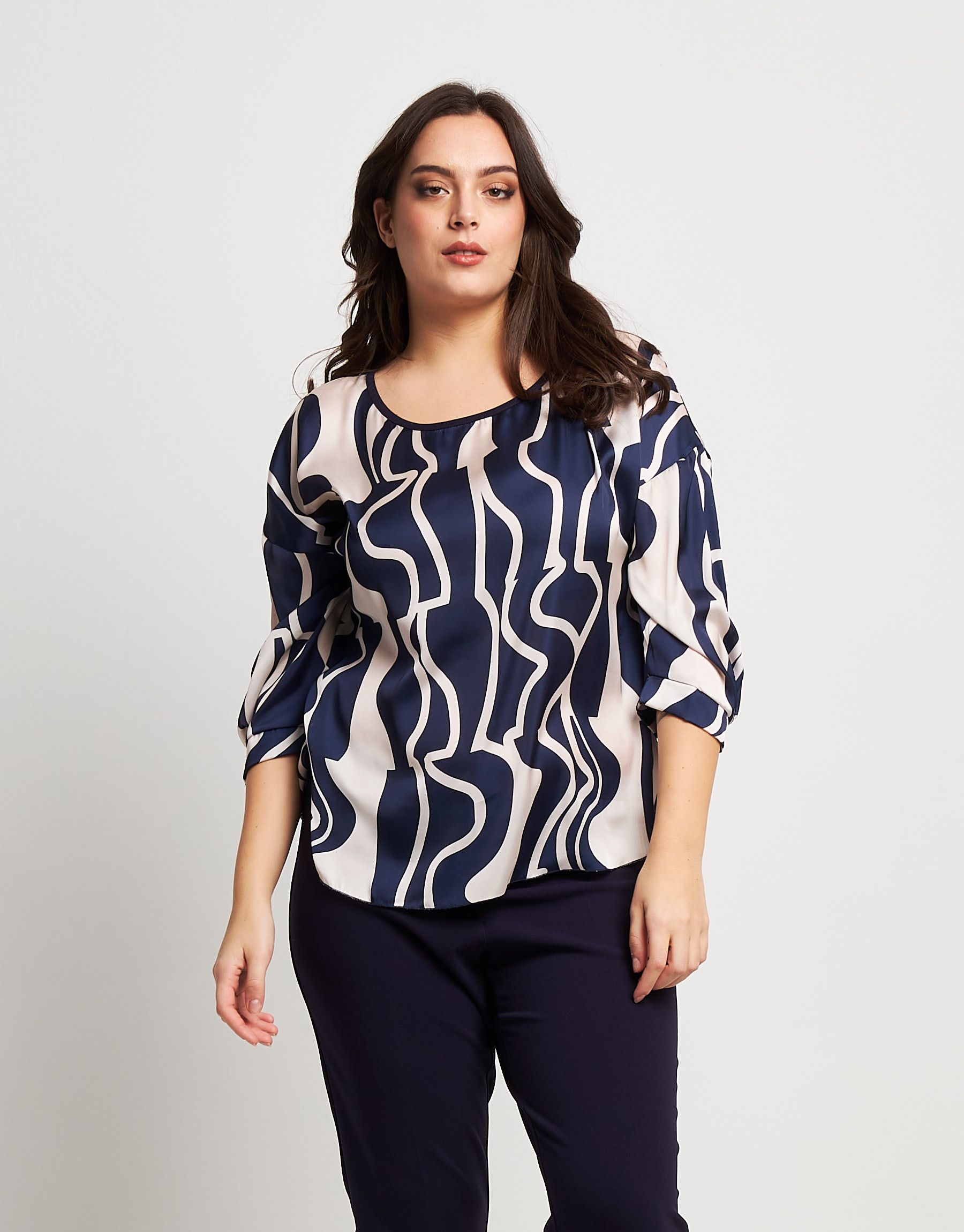 Casacca con spalla scesa e bordi curvy