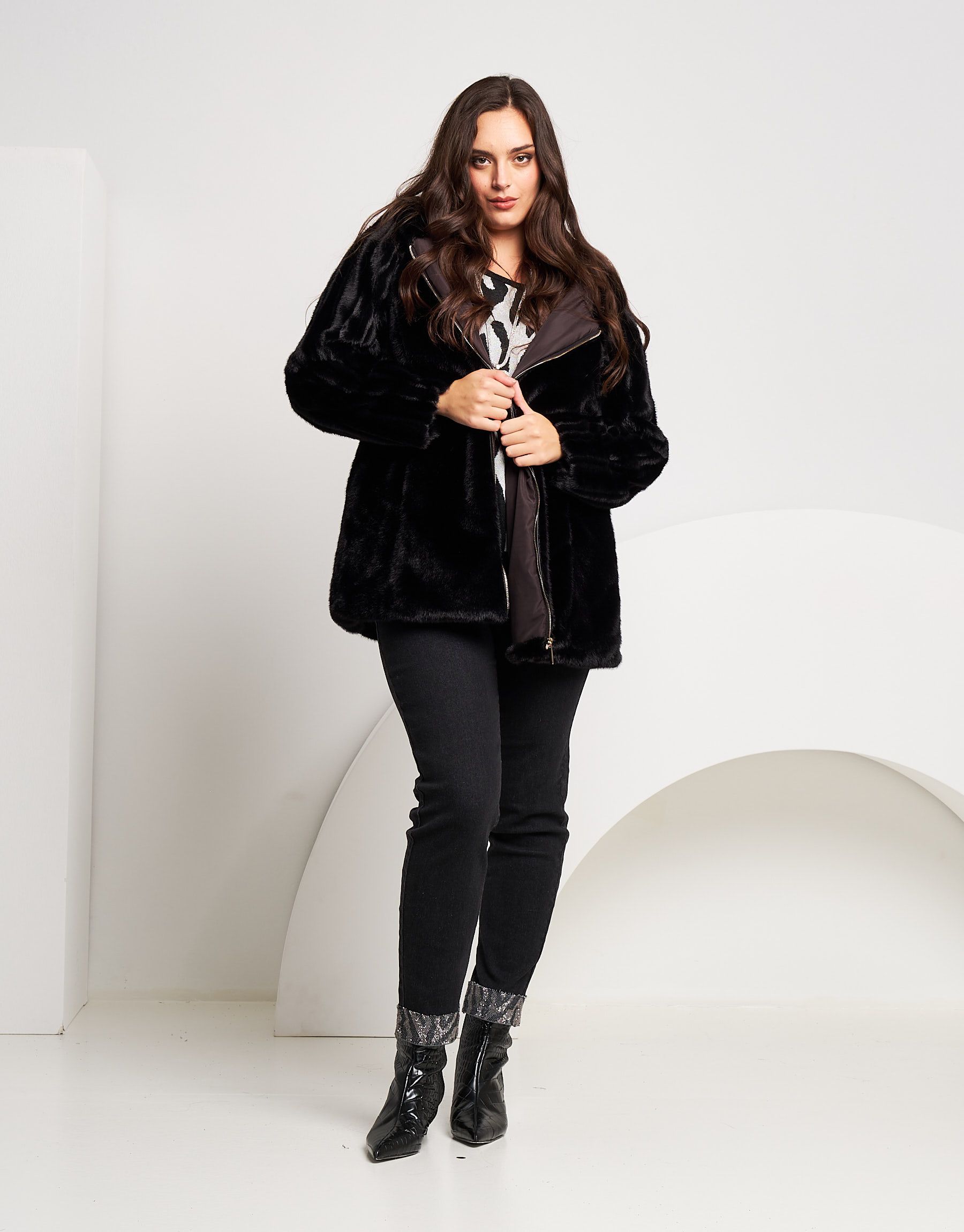 Ecopelliccia con cappuccio e zip curvy