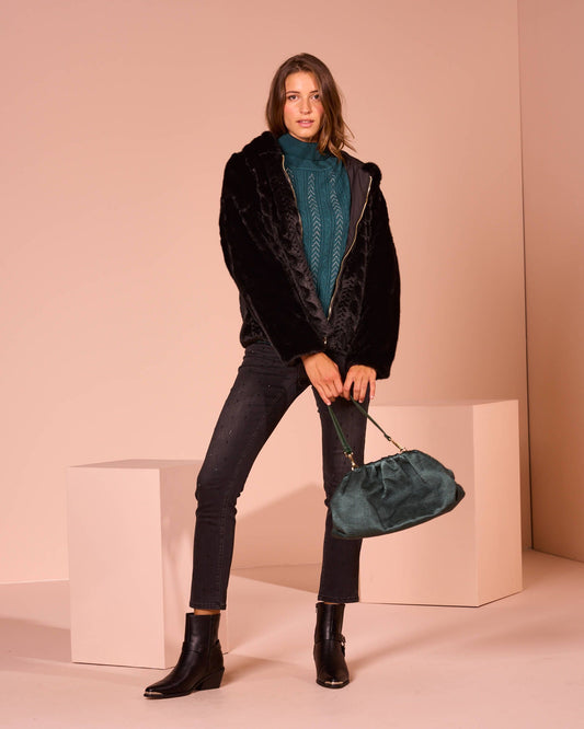 Ecopelliccia con lavorazione e cappuccio