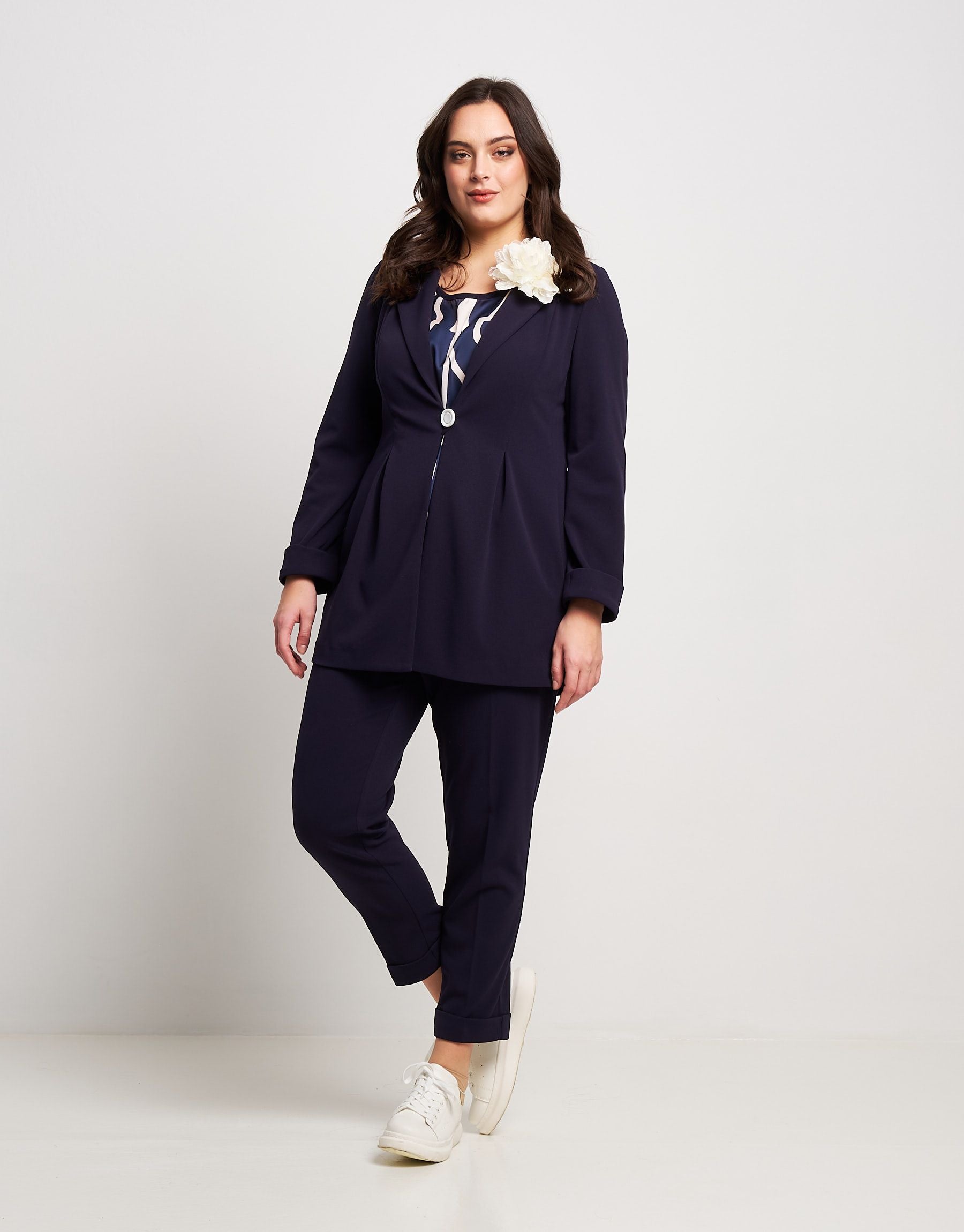 Giacca lunga con pieghe e bottone curvy