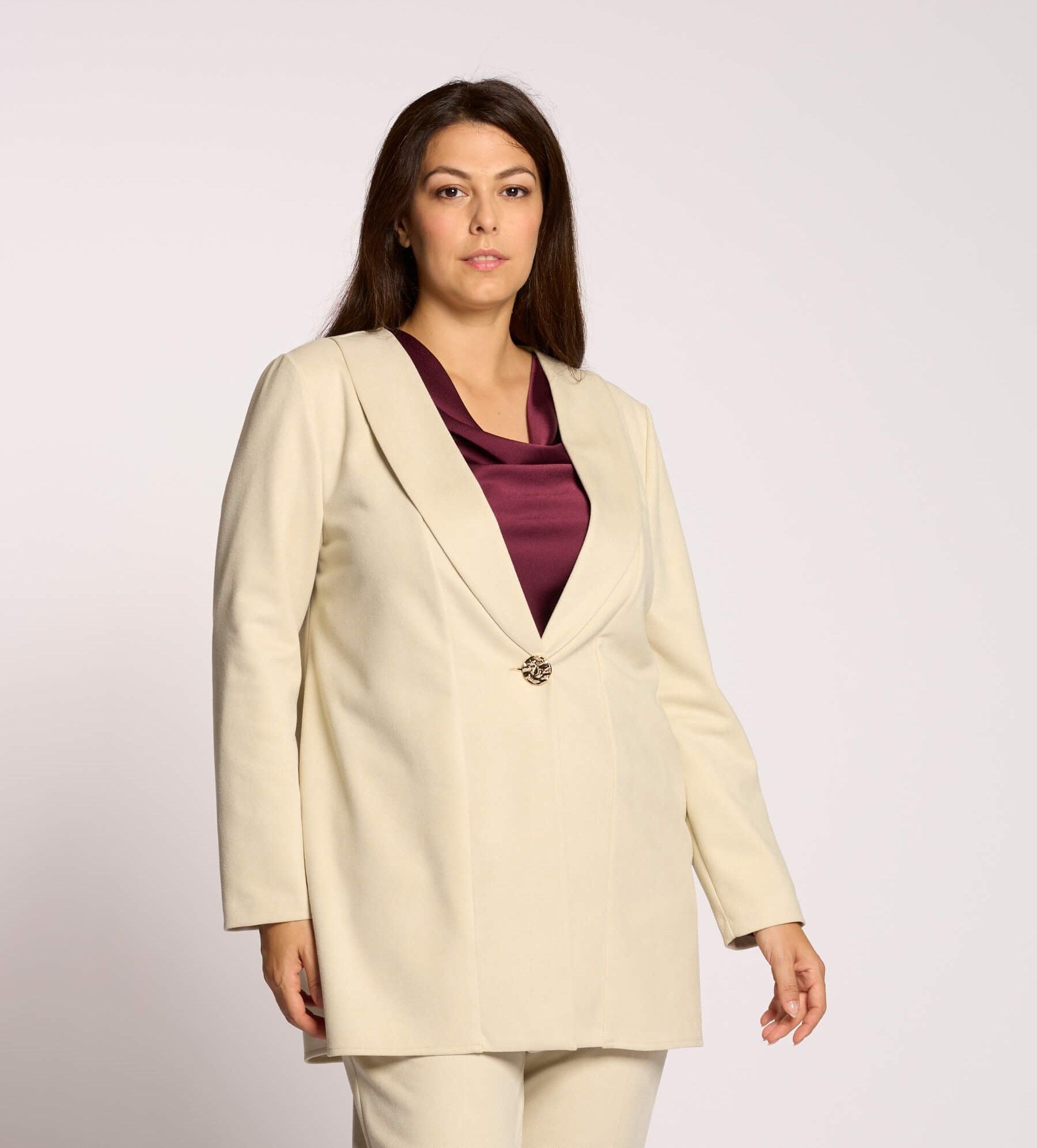 Giacca lunga con scollo a scialle e bottone curvy