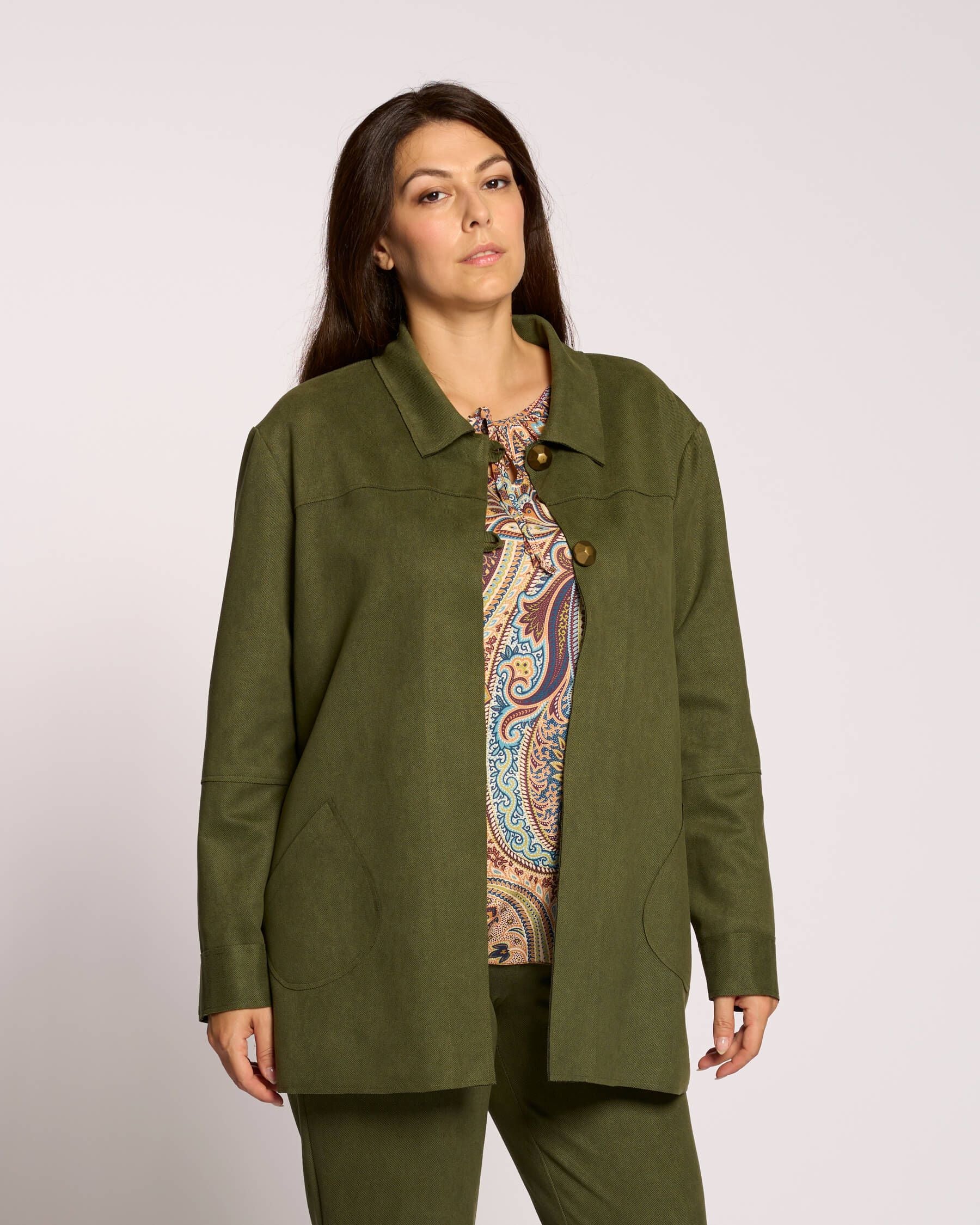 Giacca lunga con tasche e colletto curvy