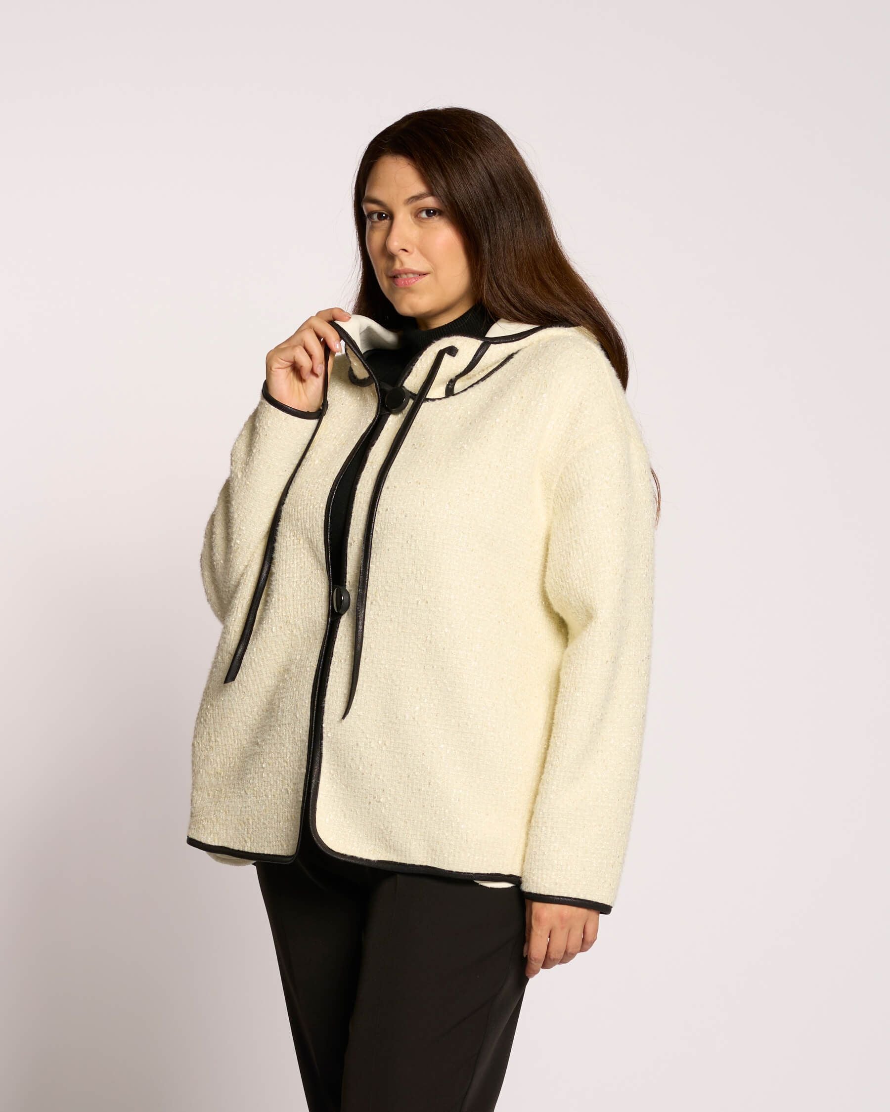 Giaccone doppiato con bordi e cappuccio curvy